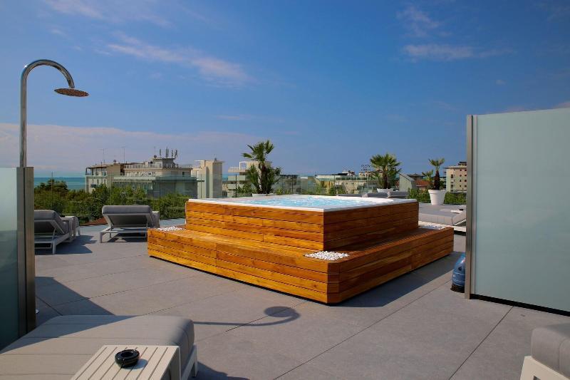 Monaco Suites Hotel Линьяно-Саббьядоро Экстерьер фото